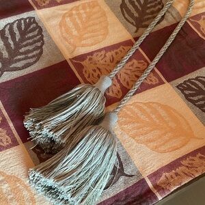 Single decorative tie back.